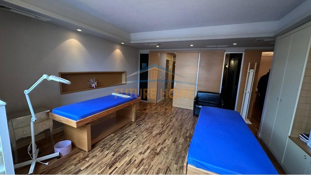 Shitet apartament 3+1+2 Rruga Ferit Xhajko