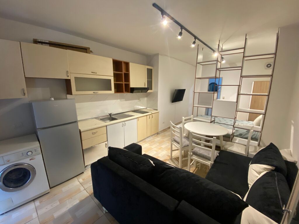 🏡 Jepet Garsioniere me Qera mbi Ish Tregun Elektrik, Tiranë