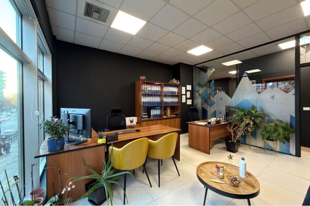 Zyre per qira 230 m2 te Rruga e Kavajes