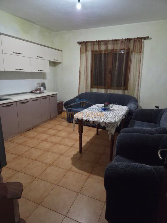 Shitet, Ndërtesë + Truall, Laknas, Tirane.