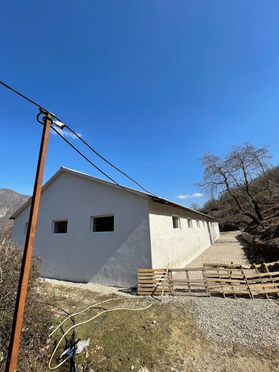 🏢Nella zona di Djatit, vicino alla Fabbrica dell'Acqua “Selita”, si affitta un magazzino, con una superficie costruita di 700m2, Vuoto.1,000Euro