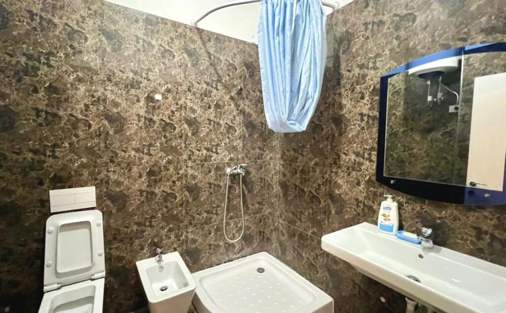 Jepet me Qera: 2+1+2wc📍Zogu I Zi - Kati.6 - 650€ - S.110m² - Pallat i Ri || Zone teper e qete banimi