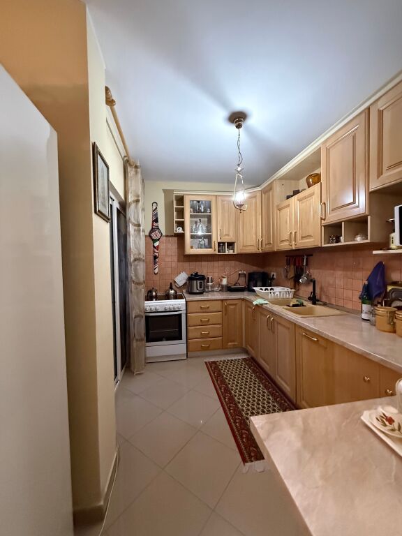 🏠Shitet Apartament 1+1+bllk 📍Rruga e Elbasanit, prane Ambasades Amerikane 🏢Kati i 6 banim 📐Sip. 70m2 Neto 💶 Çmimi : 215.000€  📄Dokumentacion i rregullt hipotekor 🏙️Pallat me ashensor ☀️Pamje e lire &amp; me drite natyrale 🧭Orientim Lindje