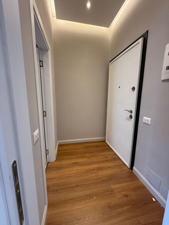 Jepet me qira ambient bosh te Square 21 Rruga e Kavajes 480 mije leke