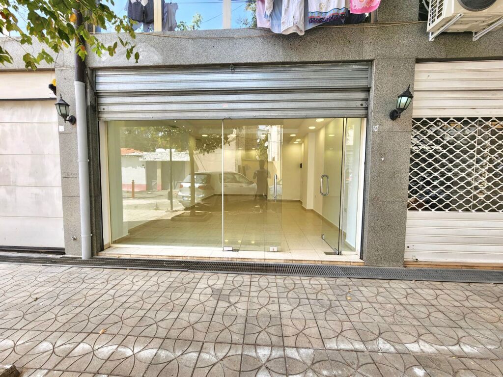 Negozio in affitto presso la Stazione Ferroviaria (FSHN) ristrutturato **Illuminazione con faretti || Sistema di aspirazione (Piano 1) Grande facciata in vetro