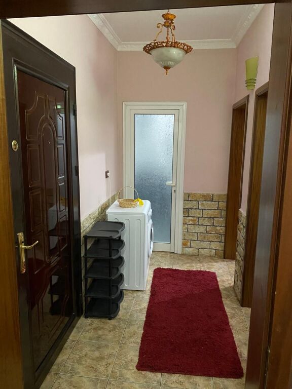 Affittasi 2+1 Via Kavaja (Ospedale Tedesco) - su strada principale, Posizione Tra Le Migliori A Tirana* - 5° piano senza ascensore