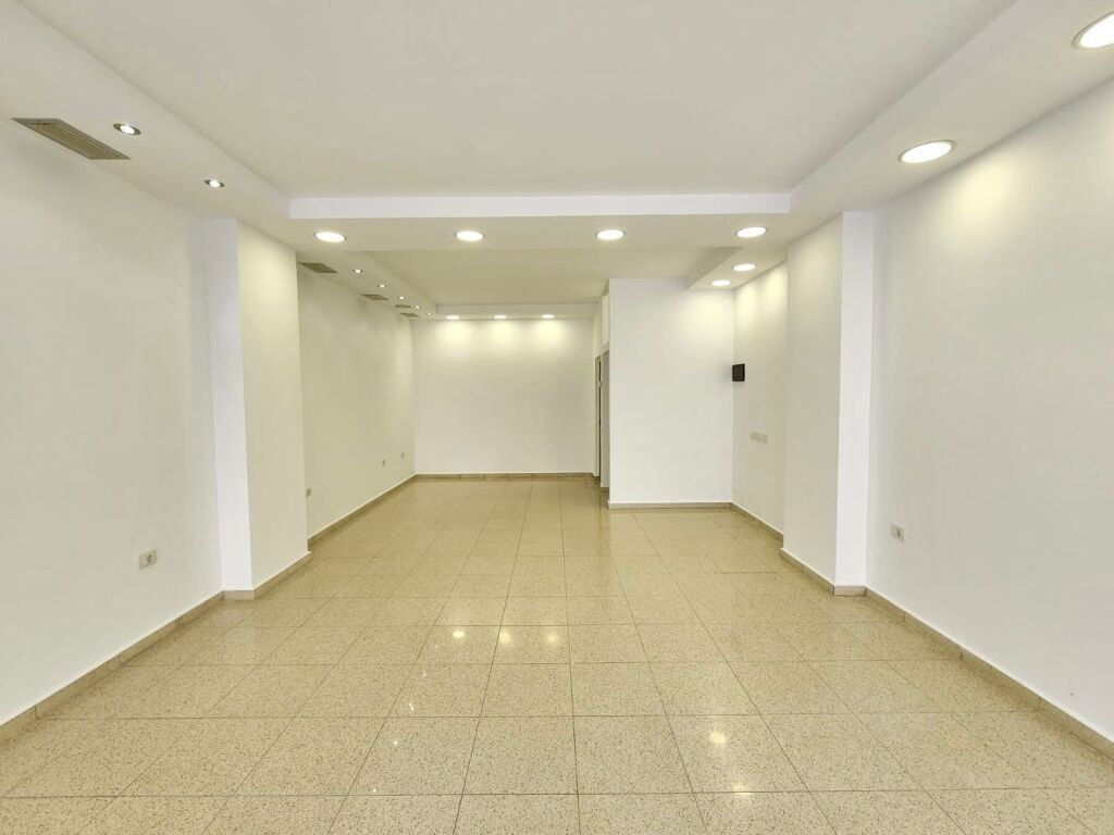 Negozio in affitto presso la Stazione Ferroviaria (FSHN) ristrutturato **Illuminazione con faretti || Sistema di aspirazione (Piano 1) Grande facciata in vetro