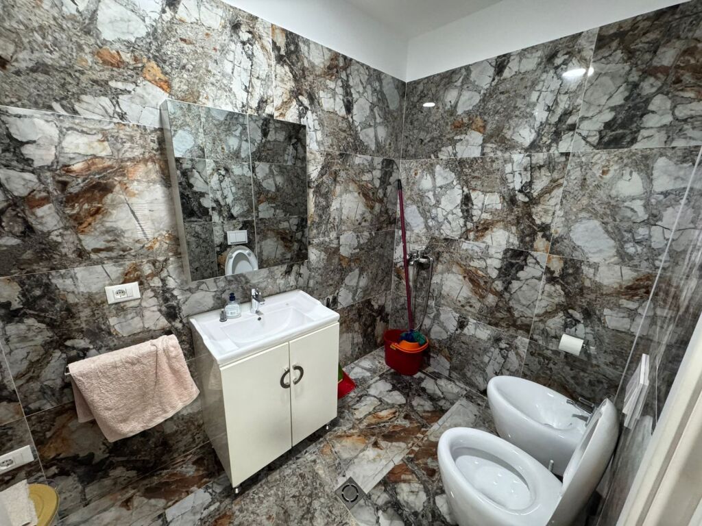 🏢 Jepet me qira ambient për zyra 📍 Adresa: Komuna e Parisit, Kika 2💶 Çmimi: 5,000 €