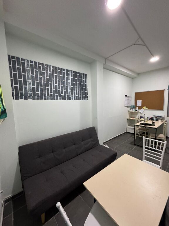 Dyqan/Zyrë Me Qera Tek Ish Tregu Elektrik