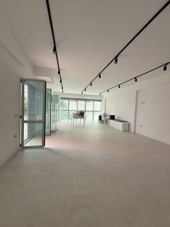 COMMERCIAL UNIT FOR SALE IN VLORE, TRANSBALKAN