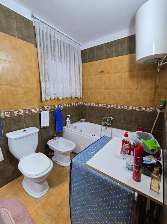 Shitet apartament 2+1+2+2Ballkone ne Vlore(Shtepia e Oficerave)