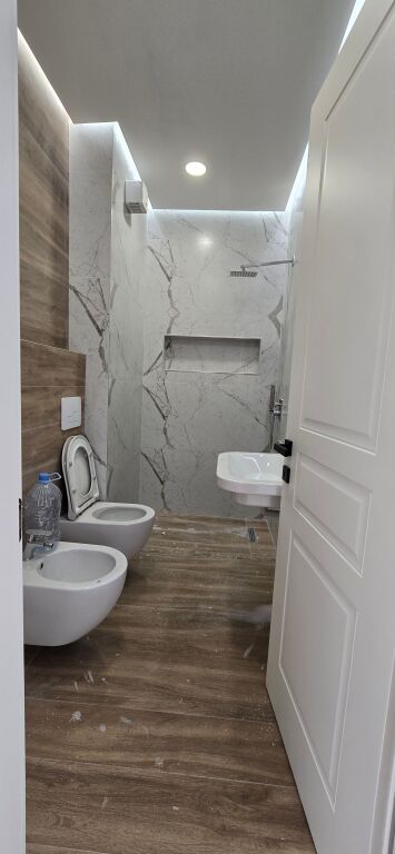 AMBIENT ME QIRA PËR ZYRA+POST PARKIMI, RRuga Hoxha Tahsim