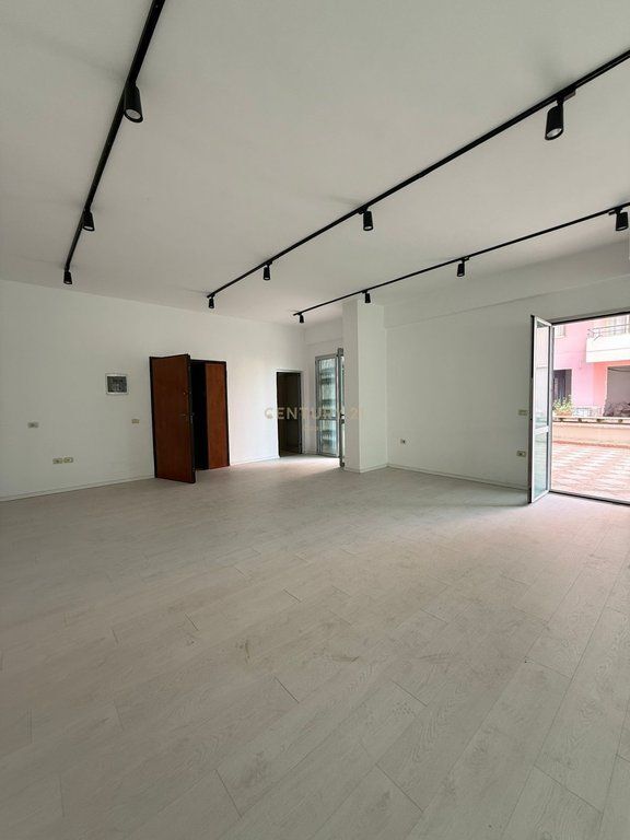 COMMERCIAL UNIT FOR SALE IN VLORE, TRANSBALKAN