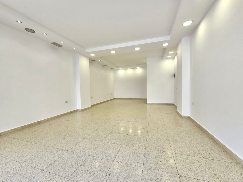 Negozio in affitto presso la Stazione Ferroviaria (FSHN) ristrutturato **Illuminazione con faretti || Sistema di aspirazione (Piano 1) Grande facciata in vetro