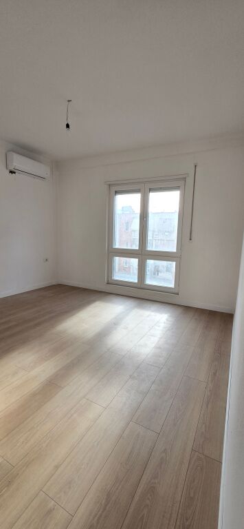 AMBIENT ME QIRA PËR ZYRA+POST PARKIMI, RRuga Hoxha Tahsim