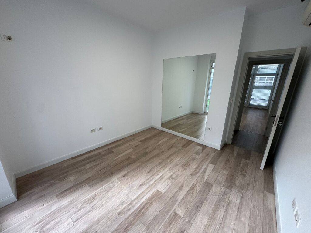 🏢 Jepet me qira ambient për zyra 📍 Adresa: Komuna e Parisit, Kika 2💶 Çmimi: 5,000 €