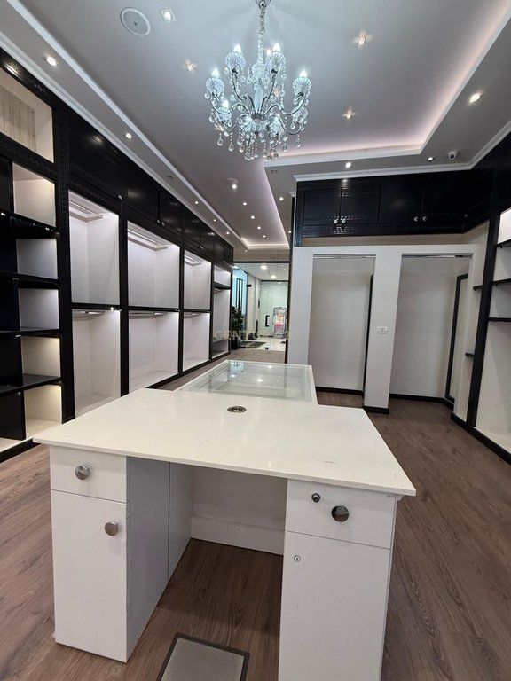 JEPET ME QERA NJESI KOMERCIALE NE KATE TE PARE PERBALLE STADIUMIT VLORE