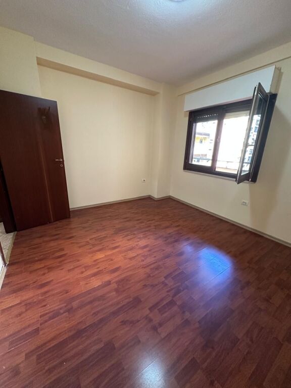 Apartament Zyre 2+1+2 me Qira ne Komunen e Parisit