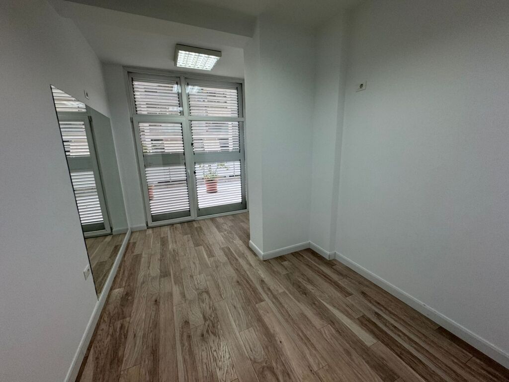 🏢 Jepet me qira ambient për zyra 📍 Adresa: Komuna e Parisit, Kika 2💶 Çmimi: 5,000 €