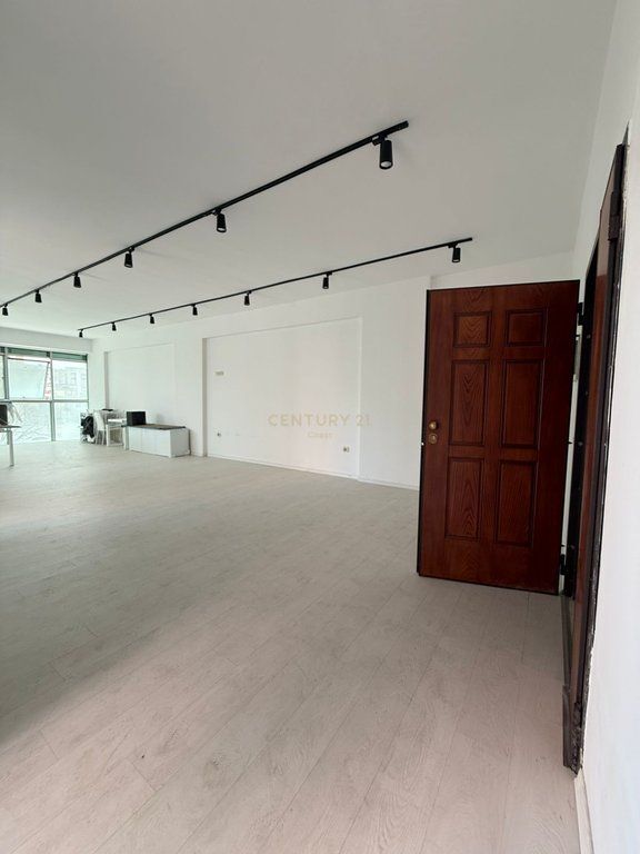 COMMERCIAL UNIT FOR SALE IN VLORE, TRANSBALKAN