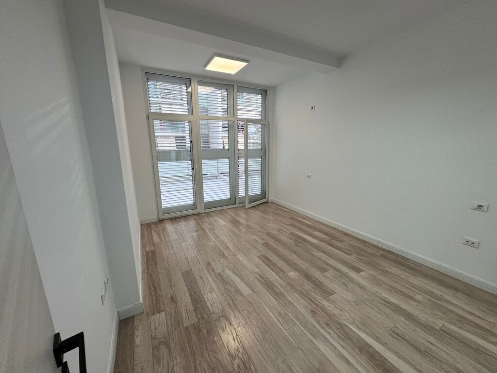 🏢 Jepet me qira ambient për zyra 📍 Adresa: Komuna e Parisit, Kika 2💶 Çmimi: 5,000 €