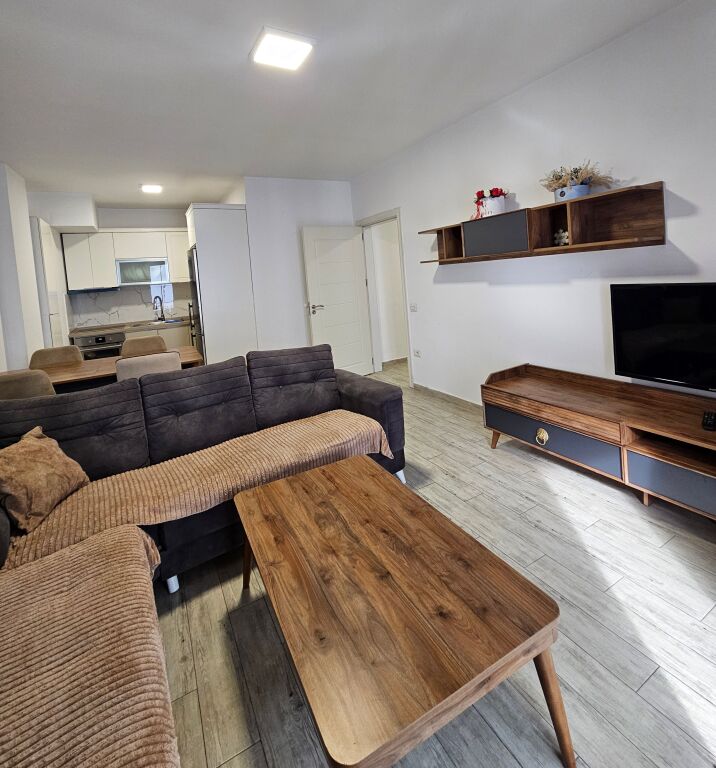 Jepet me Qira:  1+1(📍5 maj - Concord Centre )* ✨️ E mobiluar / Hera e parë me qera 🔥 *50.000 Lek/Muaj* 💶💶