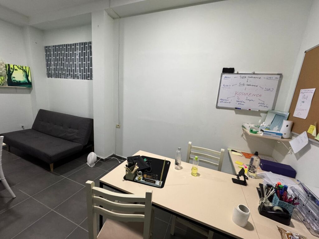 Dyqan/Zyrë Me Qera Tek Ish Tregu Elektrik