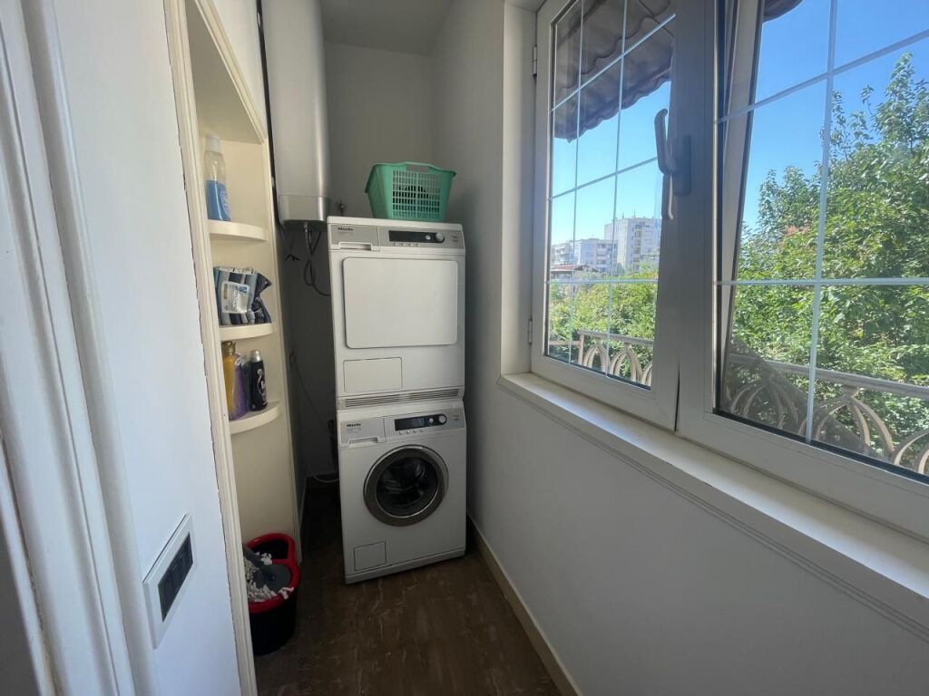 Apartament Me Qira tek Shkolla e Kuqe