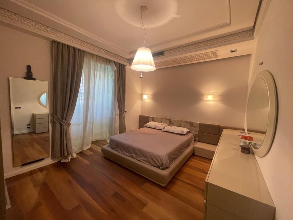 Apartament Me Qira tek Shkolla e Kuqe