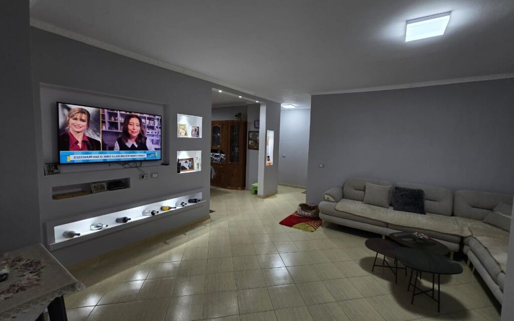 Shitet apartament 2+1+2+2Ballkone ne Vlore(Shtepia e Oficerave)