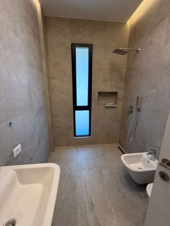 Jepet me qira ambient bosh te Square 21 Rruga e Kavajes 480 mije leke