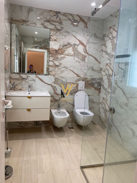 JEPET APARTAMENT 3+1+3+BLK ME QIRA TE LIQENI THATE 1.800 EURO