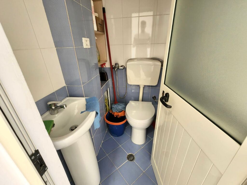 Negozio in affitto presso la Stazione Ferroviaria (FSHN) ristrutturato **Illuminazione con faretti || Sistema di aspirazione (Piano 1) Grande facciata in vetro