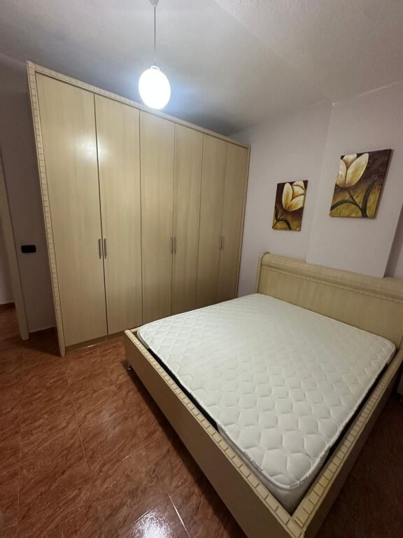 🏢Laprake,prane Klinikes Mjekesore Glob jepet me qera apartament 2+1,i mobiluar.50,000Leke