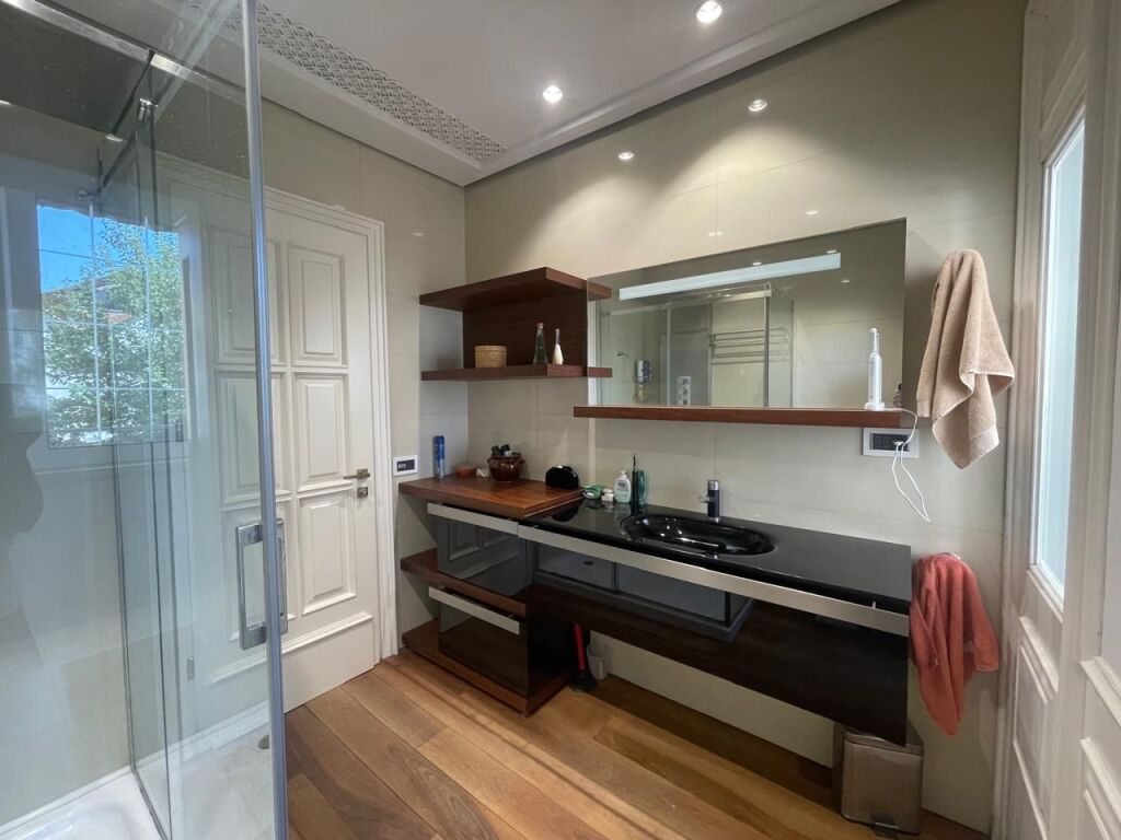 Apartament Me Qira tek Shkolla e Kuqe