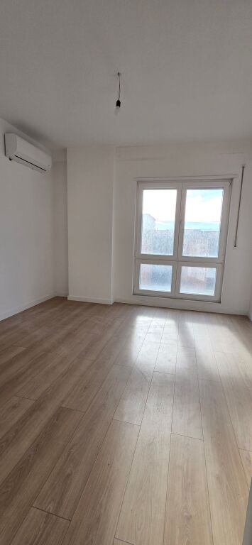 AMBIENT ME QIRA PËR ZYRA+POST PARKIMI, RRuga Hoxha Tahsim