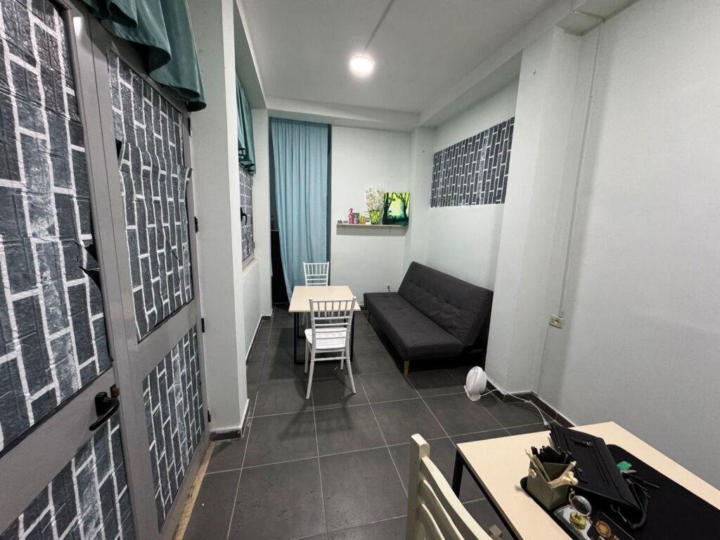 Dyqan/Zyrë Me Qera Tek Ish Tregu Elektrik