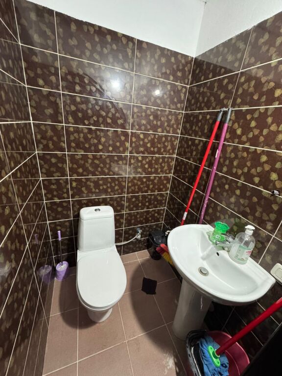 Dyqan/Zyrë Me Qera Tek Ish Tregu Elektrik