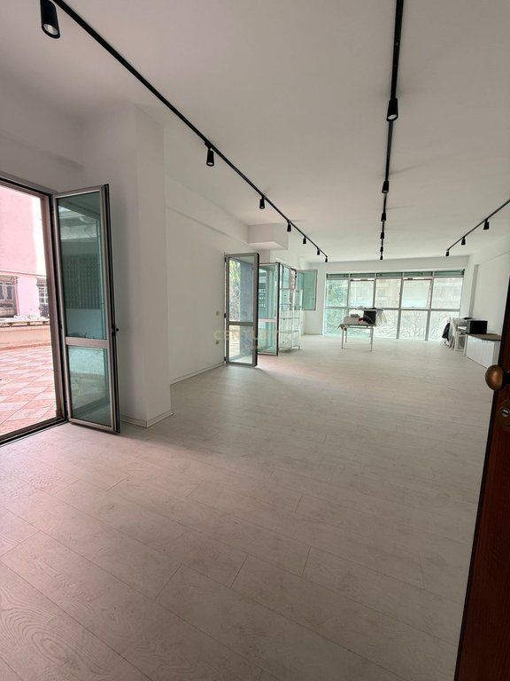 COMMERCIAL UNIT FOR SALE IN VLORE, TRANSBALKAN