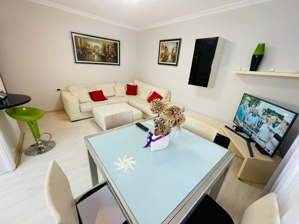 At GARDA For Rent: 2+1 +1 Parking Spot  (near XHEKO IMPEEIAL  - 4th floor - 700€ - Area 80m² || Fully furnished with everything Perfect location