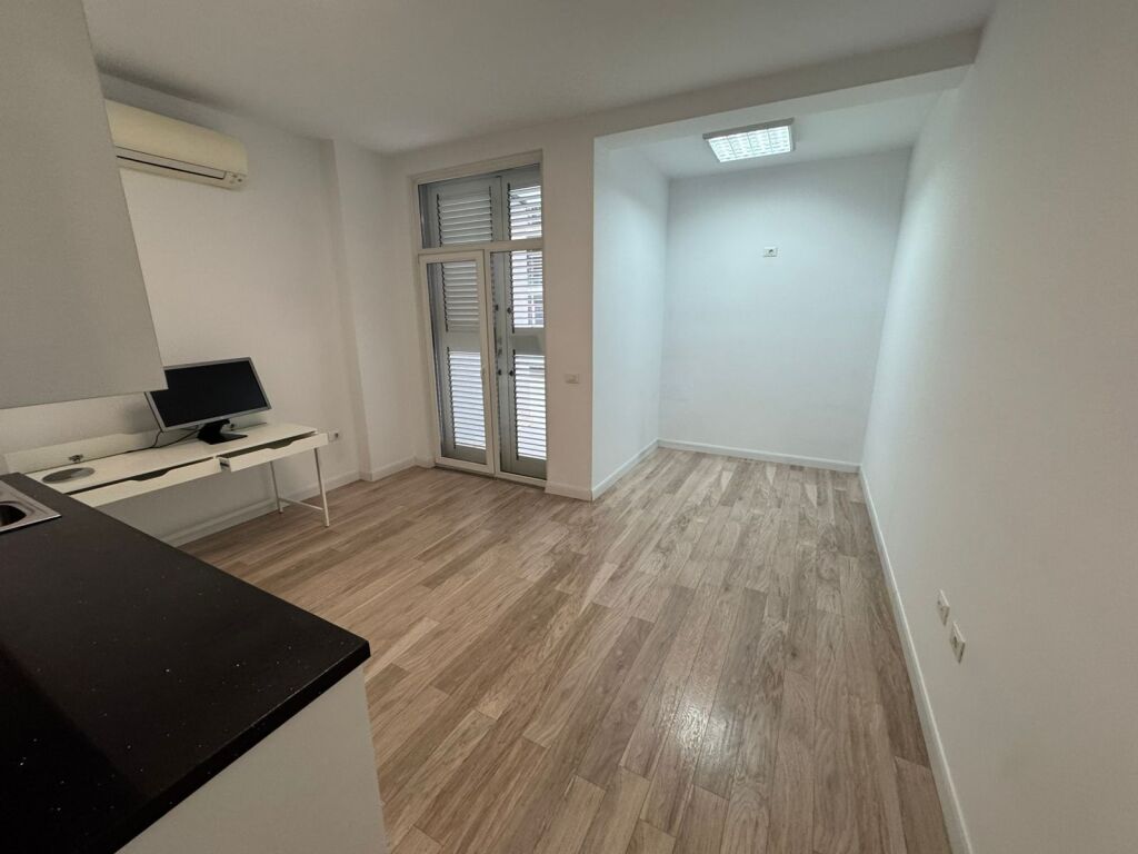 🏢 Jepet me qira ambient për zyra 📍 Adresa: Komuna e Parisit, Kika 2💶 Çmimi: 5,000 €