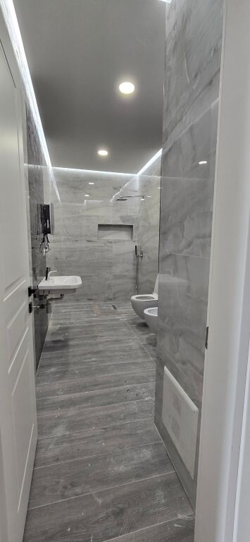 AMBIENT ME QIRA PËR ZYRA+POST PARKIMI, RRuga Hoxha Tahsim