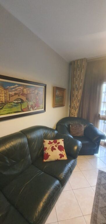 Jepet me Qera kati i 3-të i një vile 4-katëshe, i pozicionuar në Ali Dem,
