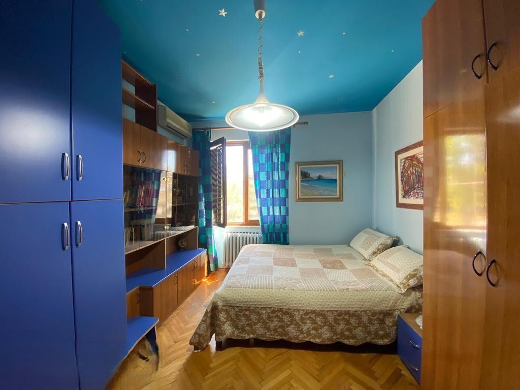 JAPIM ME QIRA APARTAMENT 2+1+DEPO DHE KUZHINE ME VETE 750 € /Muaj