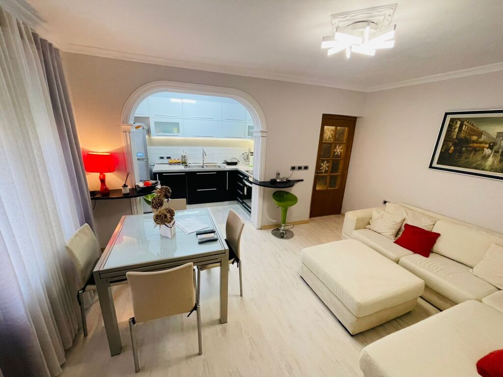 At GARDA For Rent: 2+1 +1 Parking Spot  (near XHEKO IMPEEIAL  - 4th floor - 700€ - Area 80m² || Fully furnished with everything Perfect location