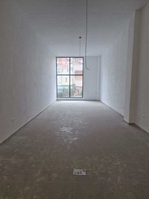 NEGOZIO IN AFFITTO PRESSO GARDEN BUILDING