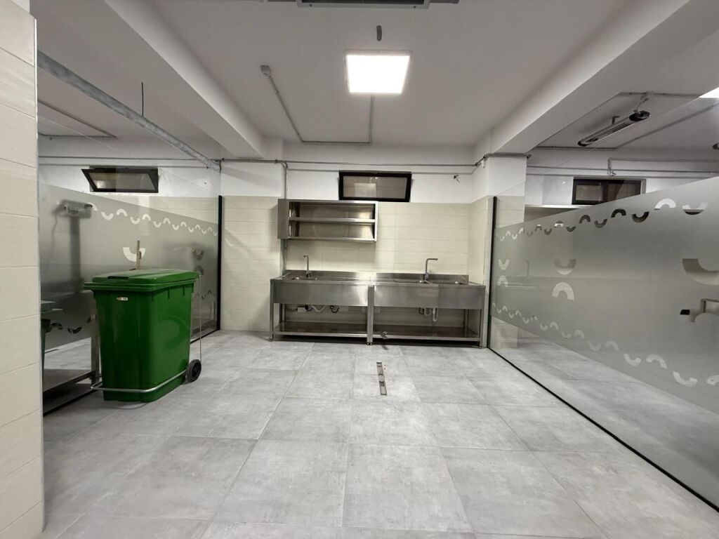 WAREHOUSE FOR RENT 1200 M2 "KTHESA E KAMZËS" 6000 EURO (PARKING FOR VERY HEAVY VEHICLES).