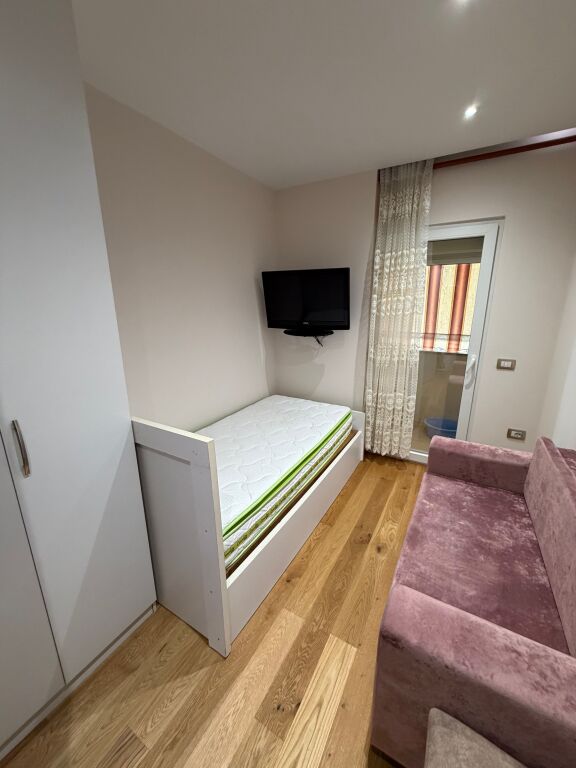 3+1,i mobiluar te shkolle e kuqe,cmimi 800 euro