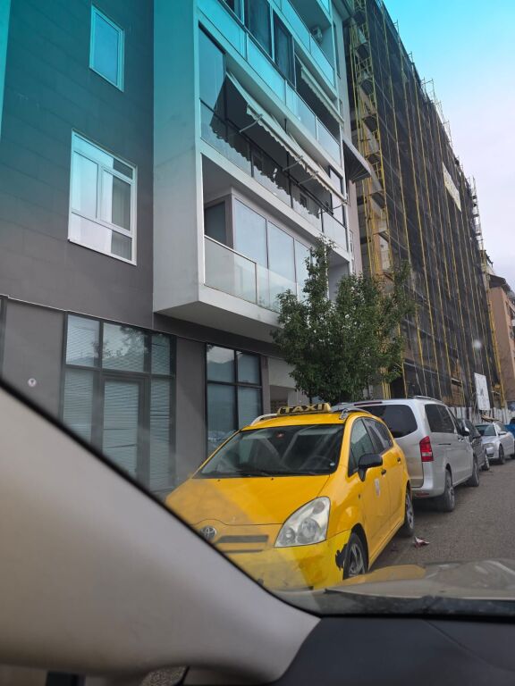 Shesim apartament 2+1 tek Radison Hotel, Liqeni i Thate