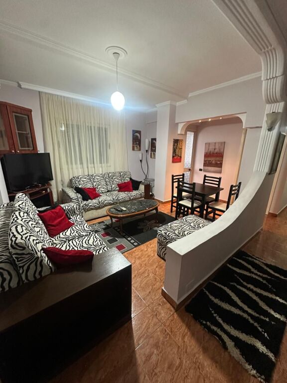 🏢Laprake,prane Klinikes Mjekesore Glob jepet me qera apartament 2+1,i mobiluar.50,000Leke